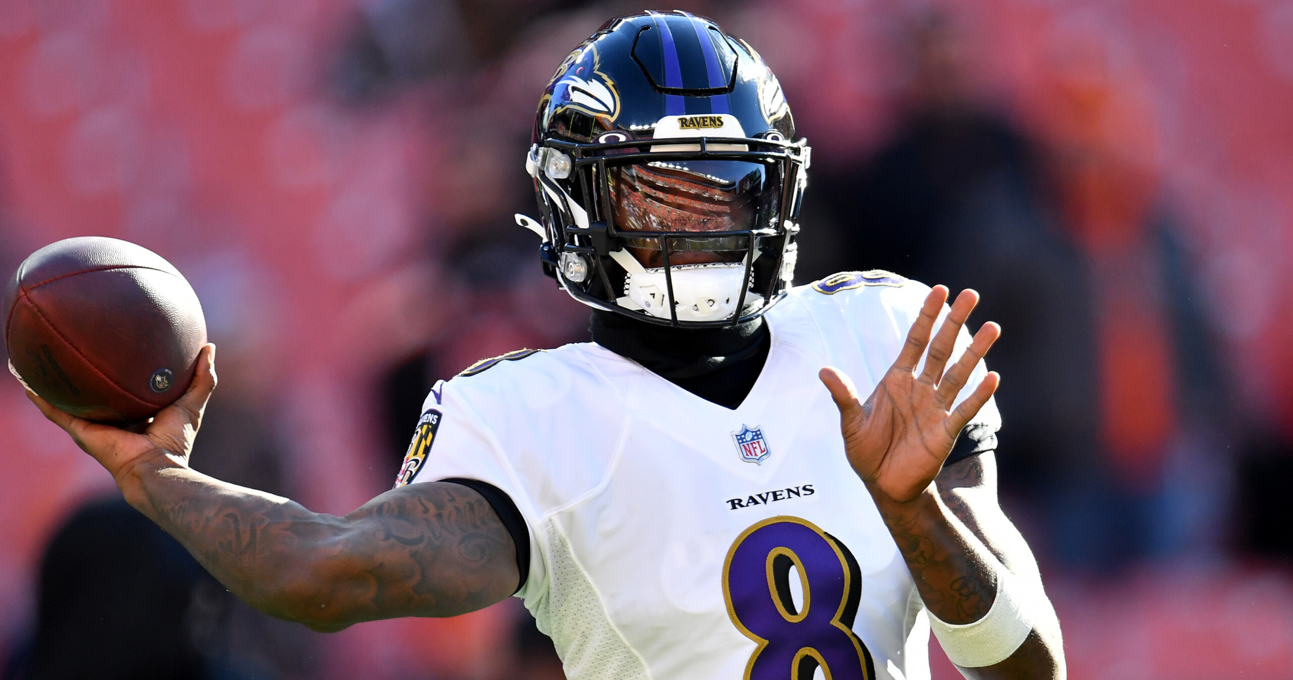 Lamar Jackson ‘Will Be Playing’ vs. Patriots Despite Wearing Arm Sleeve at Practice