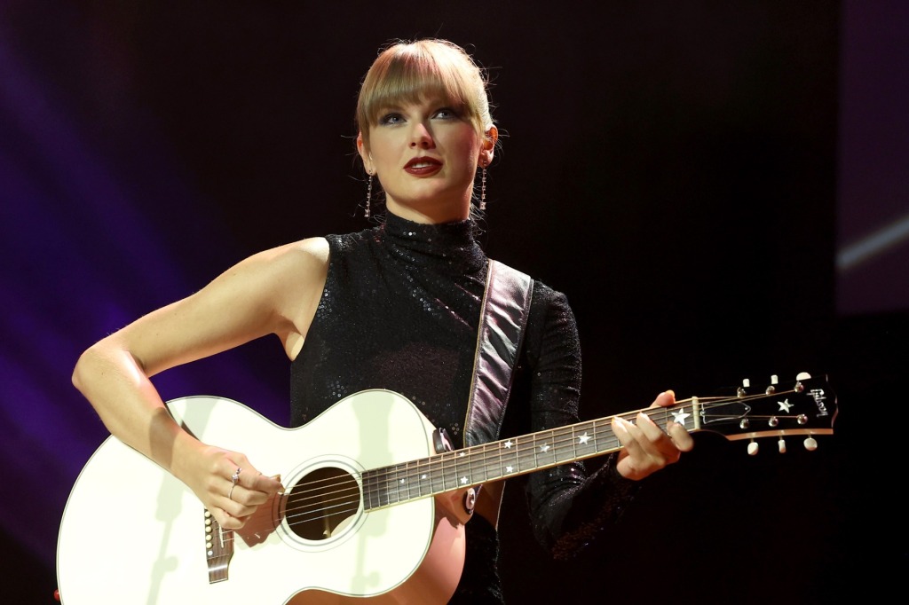 Taylor Swift Reveals New Song Title ‘Mastermind,’ Sings 10-Minute ‘All Too Well’ at Surprise Nashville Appearance