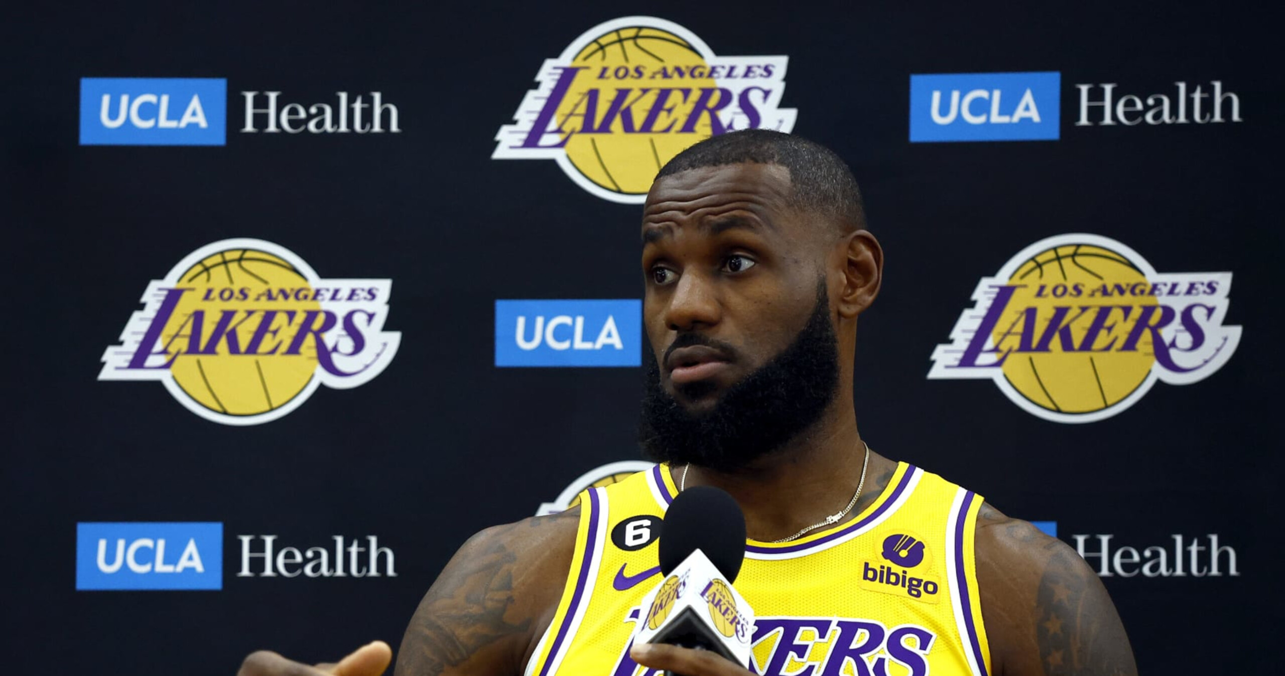 Lakers’ LeBron James Talks Significance of Wearing No. 6 After Bill Russell’s Death